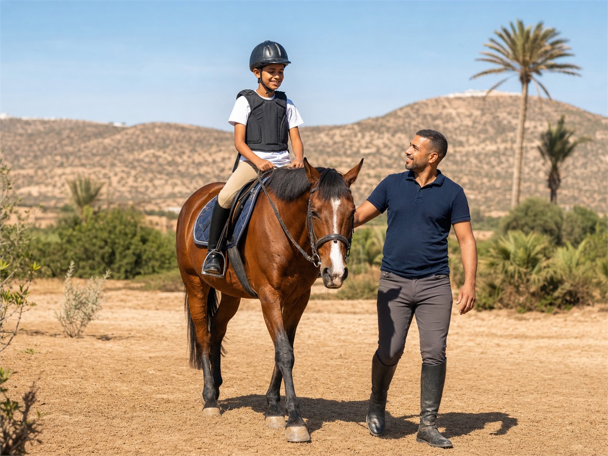 Enfant à cheval accompagné par un moniteur