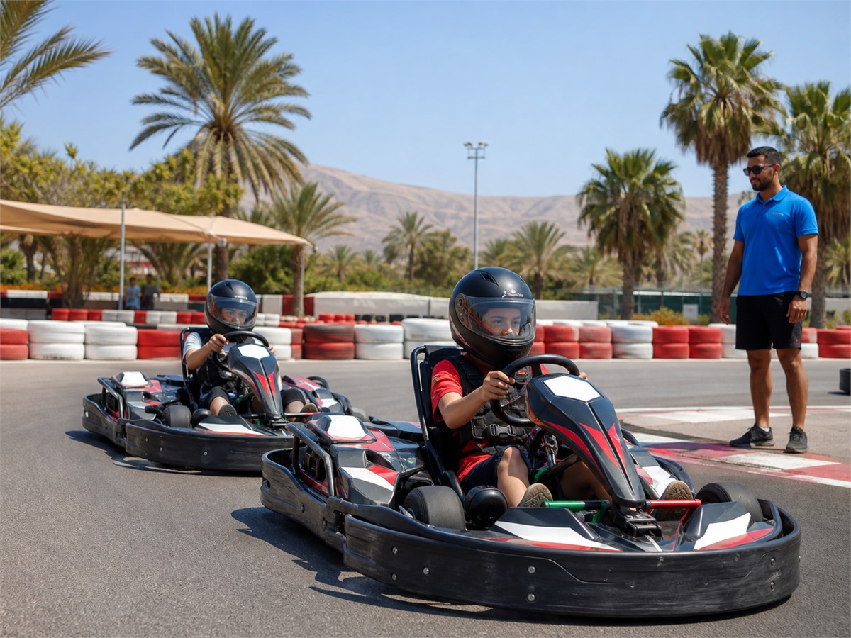 Enfants conduisant des karts sur une piste encadrée